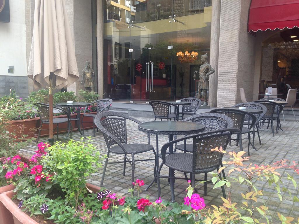 Midtown Hotel&Suites Beiroet Buitenkant foto