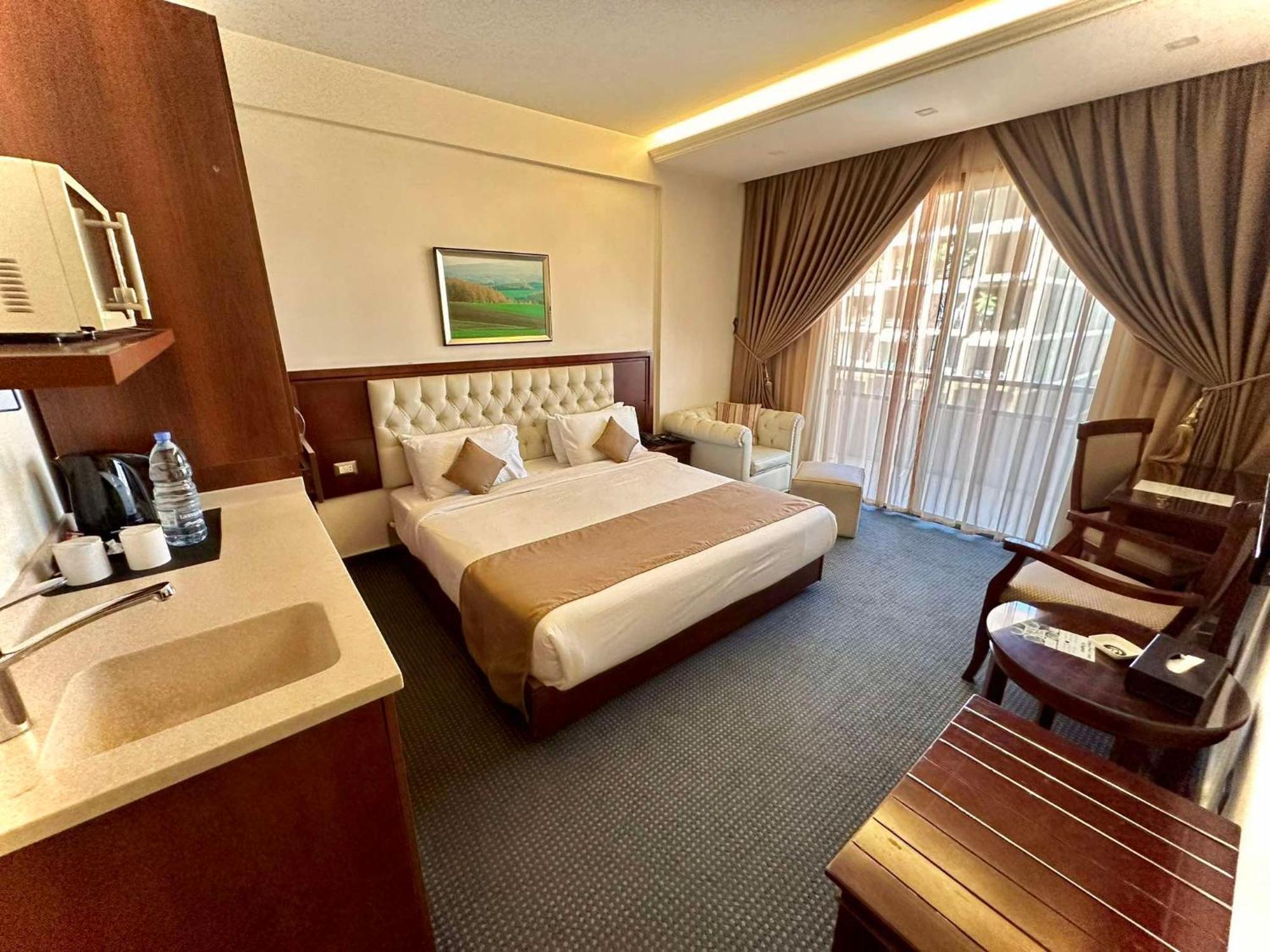 Midtown Hotel&Suites Beiroet Buitenkant foto