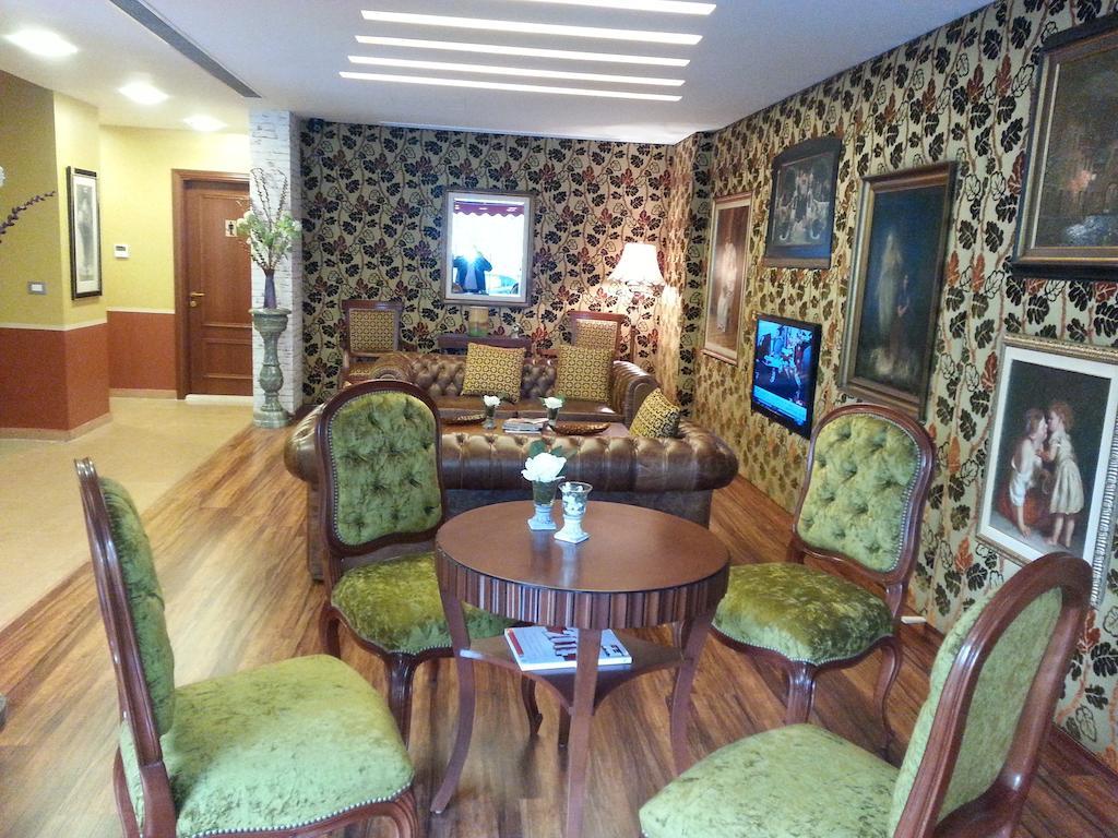 Midtown Hotel&Suites Beiroet Buitenkant foto