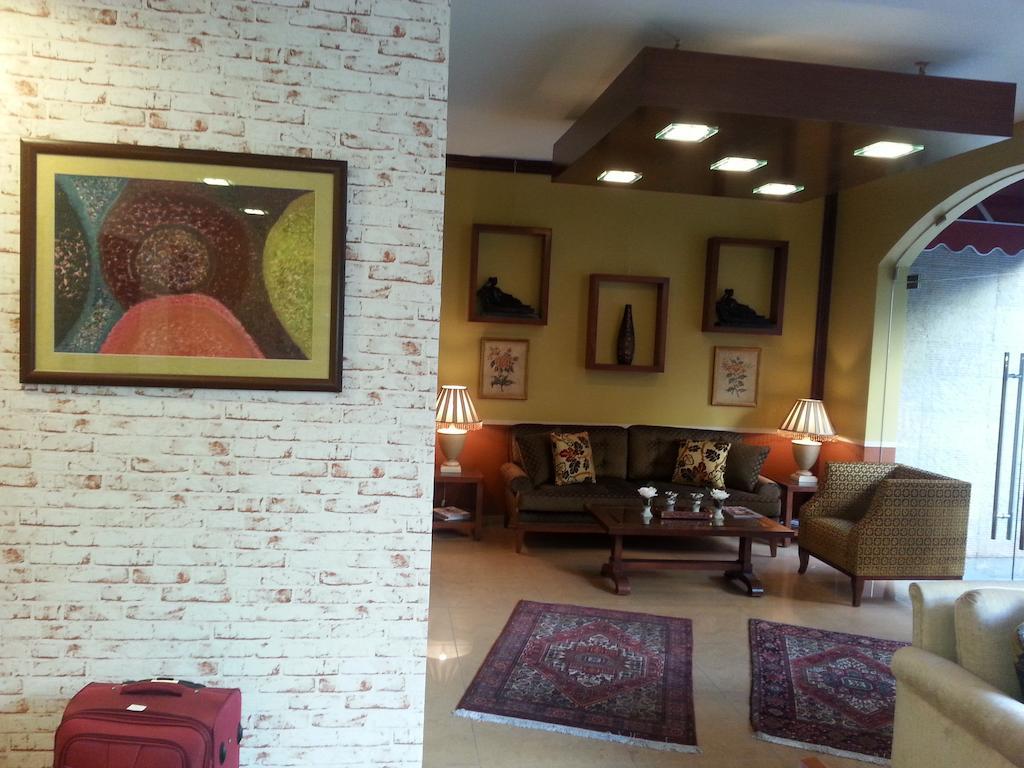 Midtown Hotel&Suites Beiroet Buitenkant foto